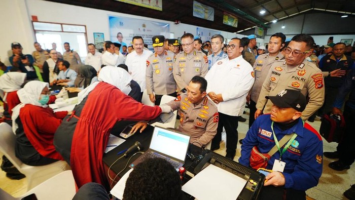 Kapolri Jenderal Listyo Sigit Prabowo menghadiri HUT KSPSI ke-53. Acara diisi bakti sosial kesehatan, donor darah, dan renovasi rumah buruh di Tangerang.