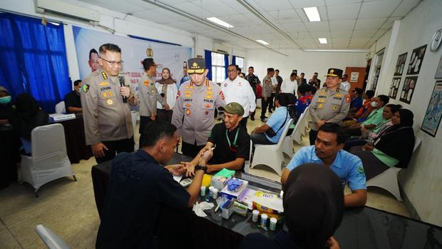Kapolri Jenderal Listyo Sigit Prabowo menghadiri HUT KSPSI ke-53 yang diisi acara bakti sosial kesehatan, donor darah, dan renovasi rumah buruh di Tangerang. (dok Polri)