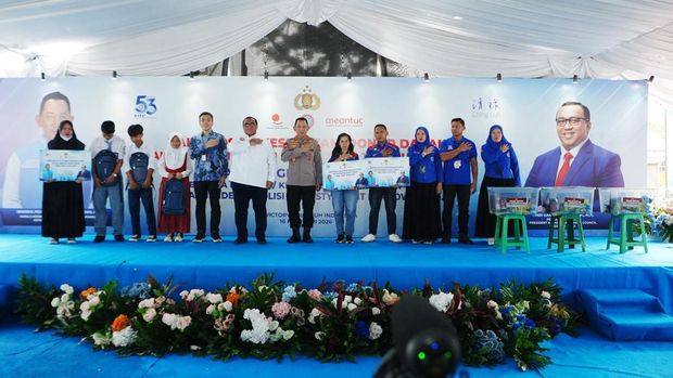 Kapolri Jenderal Listyo Sigit Prabowo menghadiri HUT KSPSI ke-53 yang diisi acara bakti sosial kesehatan, donor darah, dan renovasi rumah buruh di Tangerang. (dok Polri)