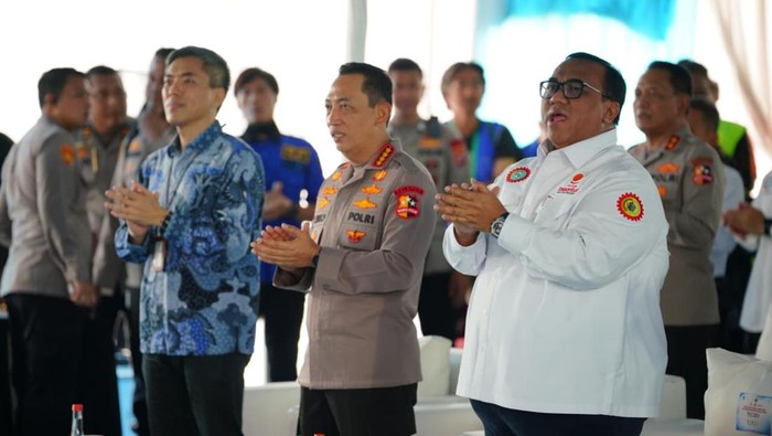 Kapolri Jenderal Listyo Sigit Prabowo menghadiri HUT ke-53 KSPSI yang diisi acara bakti sosial kesehatan, donor darah, dan renovasi rumah buruh di Tangerang.