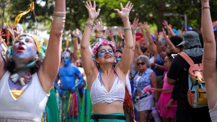 Karnaval Pena de Pavao de Krishna berlangsung meriah dan memadati jalanan Belo Horizonte, Brasil, Minggu (15/2/2026). Ribuan warga serta wisatawan tumpah ruah mengikuti pesta jalanan tahunan yang menjadi bagian dari rangkaian perayaan Karnaval di kota tersebut. REUTERS/Cris Mattos
