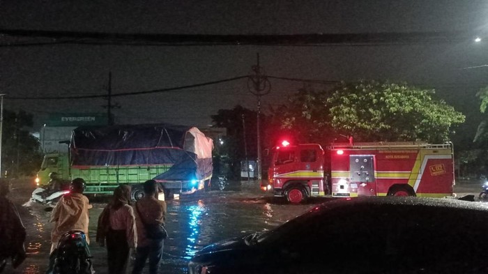 Kebakaran gudang suku cadang di Surabaya