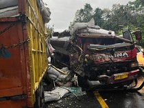 Mobil Tangki Air Vs Truk di Sibolangit, 2 Orang Luka-luka