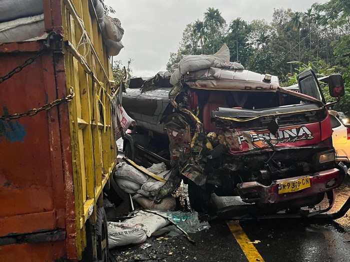 Kecelakaan mobil tangki air Vs truck di Sibolangit (dok Polsek Pancur Batu)