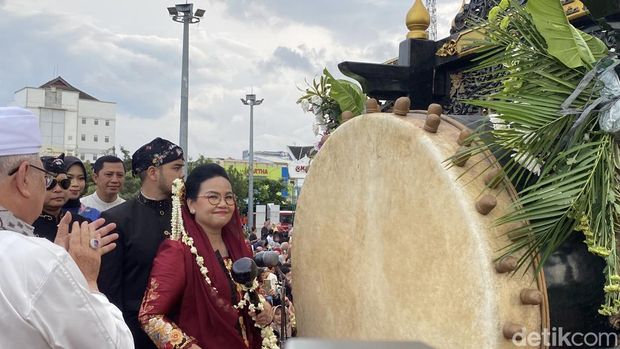 Kirab Dugderan Semarang Wali Kota Semarang, Agustina Wilujeng menabuh bedug di Aloon-aloon Semarang, Kecamatan Semarang Tengah, Kota Semarang, Senin (16/2/2026).