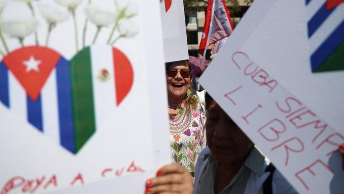 Krisis bahan bakar yang kian memburuk di Kuba memicu gelombang solidaritas lintas negara. Sejumlah warga dan aktivis menggelar aksi unjuk rasa di depan Kedutaan Besar Kuba di Mexico City, Meksiko, Minggu (15/2/2026), sebagai bentuk dukungan terhadap negara kepulauan tersebut yang tengah menghadapi pengetatan penjatahan BBM. REUTERS/Luis Cortes