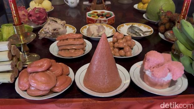 Kue Tok tersaji di sajian meja altar di Kelenteng Gie Yong Bio saat momentum Imlek 2577, Senin (16/2/2026).