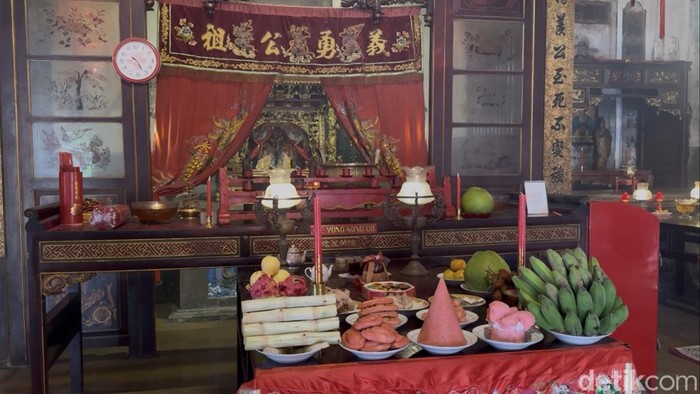 Kue Tok tersaji di sajian meja altar di Kelenteng Gie Yong Bio saat momentum Imlek 2577, Senin (16/2/2026).