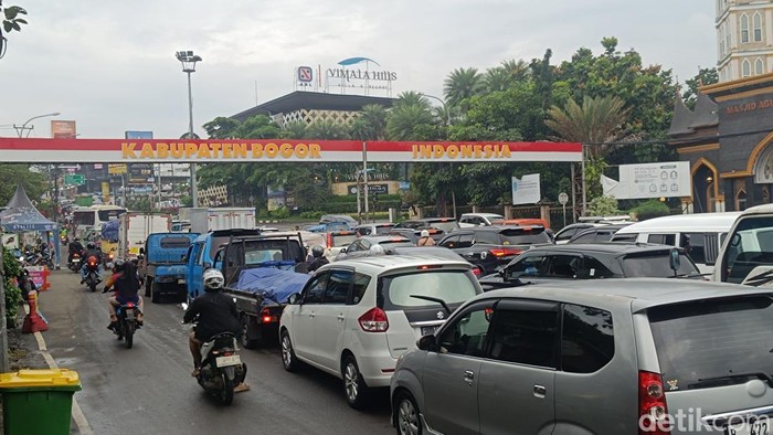 Libur Imlek, Lalin Menuju Puncak Bogor Padat Petang Ini: Kendaraan Mengular Hingga Kilometer 50!