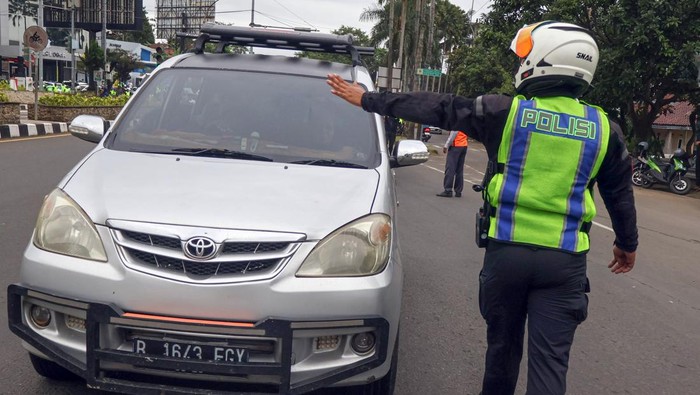 Foto udara kepadatan kendaraan saat pemberlakuan rekayasa lalu lintas sistem satu arah (one way) menuju kawasan wisata Puncak, Gadog, Kabupaten Bogor, Jawa Barat, Senin (16/2/2026). Satlantas Polres Bogor mencatat 64.000 kendaraan melintas melalui Gerbang Tol Ciawi sejak pagi hingga Minggu sore (15/2), untuk mengantisipasi kemacetan tersebut Polres Bogor menerapkanrekayasa lalu lintas satu arah (one way)untuk mengantisipasi kepadatan volume kendaraan wisatawan saat cuti bersama dan libur Imlek. ANTARA FOTO/Yulius Satria Wijaya