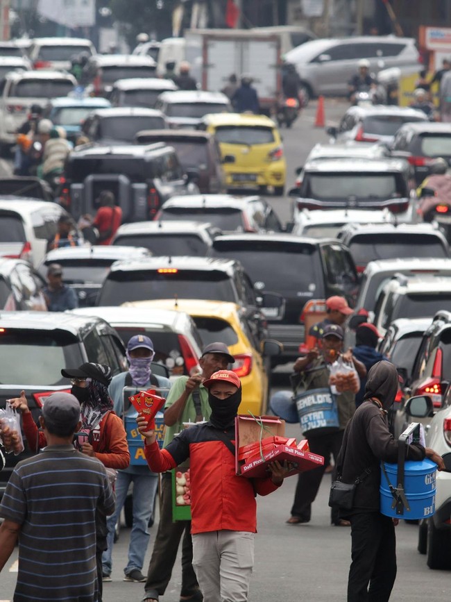 Libur Imlek Picu Kepadatan, Arus Kendaraan Mengular di Jalur Puncak Bogor