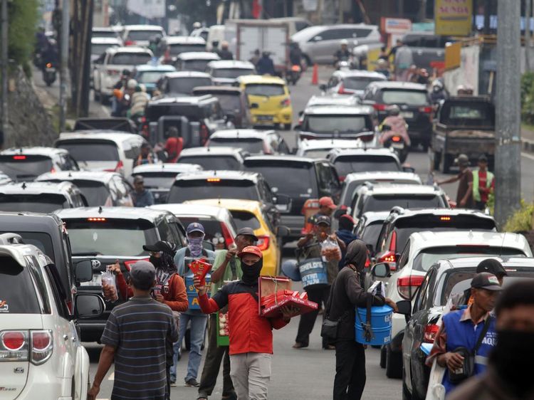 Libur Imlek Picu Kepadatan, Arus Kendaraan Mengular di Jalur Puncak Bogor