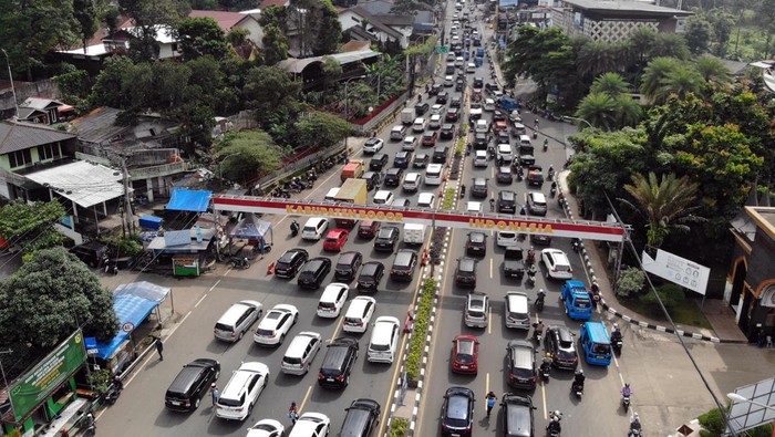 Foto udara kepadatan kendaraan saat pemberlakuan rekayasa lalu lintas sistem satu arah (one way) menuju kawasan wisata Puncak, Gadog, Kabupaten Bogor, Jawa Barat, Senin (16/2/2026). Satlantas Polres Bogor mencatat 64.000 kendaraan melintas melalui Gerbang Tol Ciawi sejak pagi hingga Minggu sore (15/2), untuk mengantisipasi kemacetan tersebut Polres Bogor menerapkanrekayasa lalu lintas satu arah (one way)untuk mengantisipasi kepadatan volume kendaraan wisatawan saat cuti bersama dan libur Imlek. ANTARA FOTO/Yulius Satria Wijaya