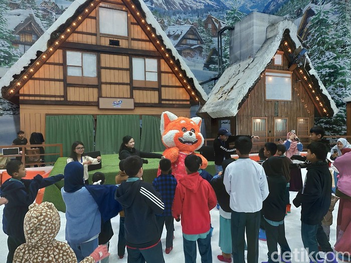 Foto Keseruan Bermain Salju di Trans Snow World Bintaro Saat Libur Imlek