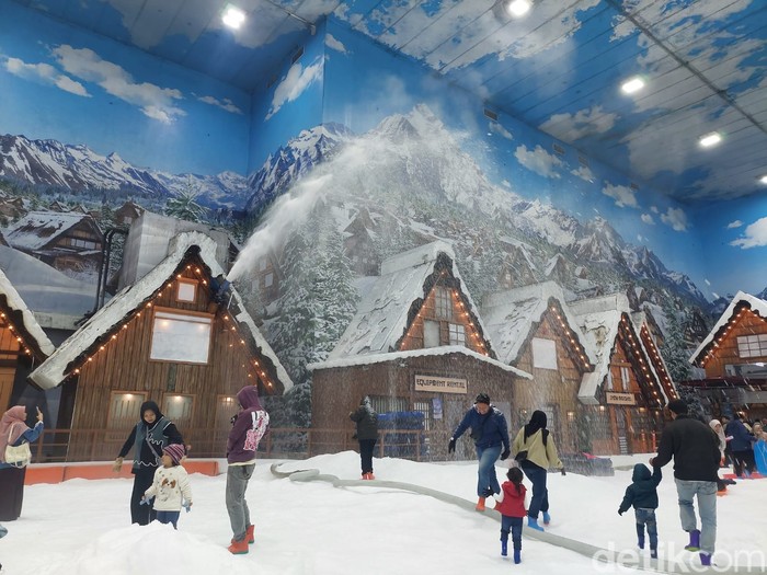 Foto Keseruan Bermain Salju di Trans Snow World Bintaro Saat Libur Imlek