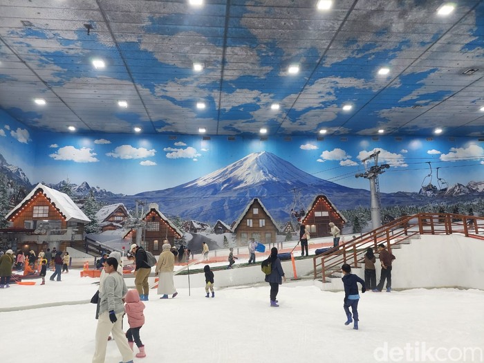 Liburan Imlek dengan bermain es salju di Trans Snow World Bintaro.