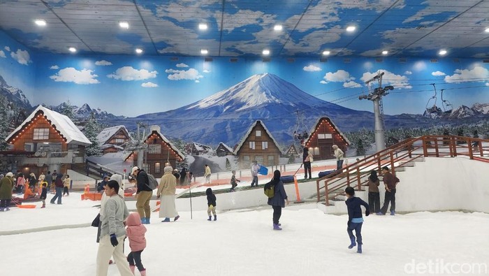 Liburan Imlek dengan bermain es salju di Trans Snow World Bintaro.