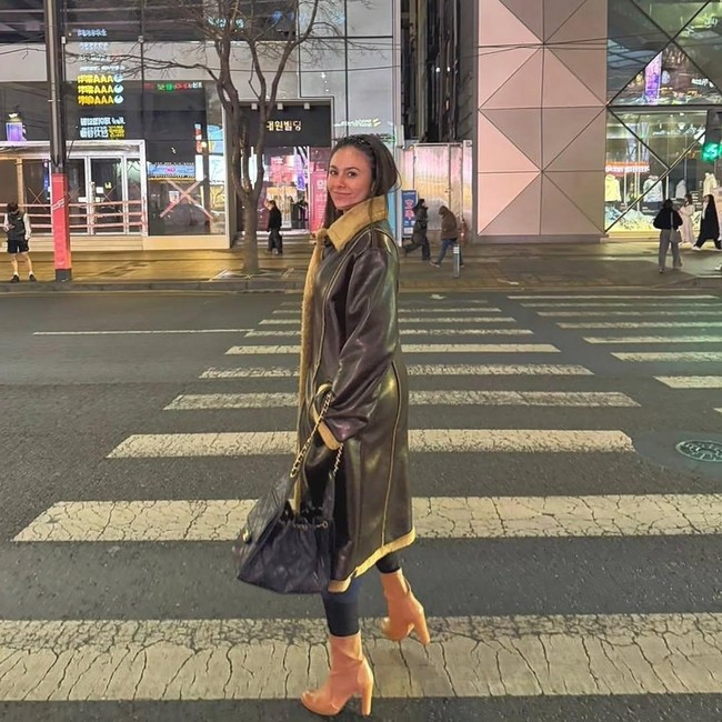 Foto Senyum Manis Wulan Guritno di Korea Selatan