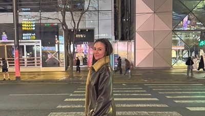 Foto Senyum Manis Wulan Guritno di Korea Selatan