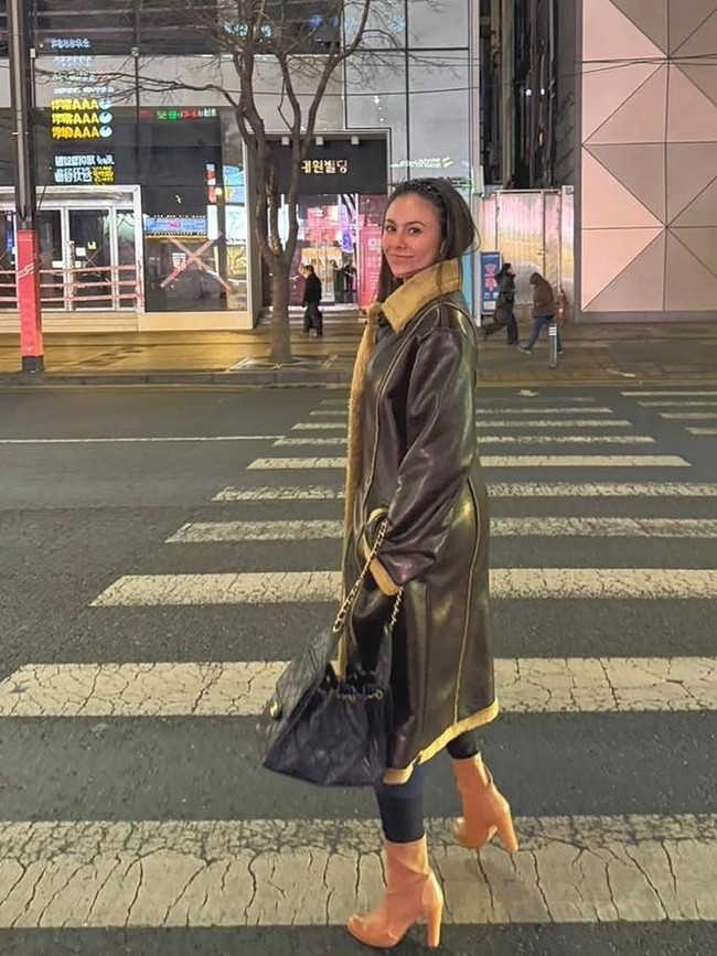 Foto Senyum Manis Wulan Guritno di Korea Selatan