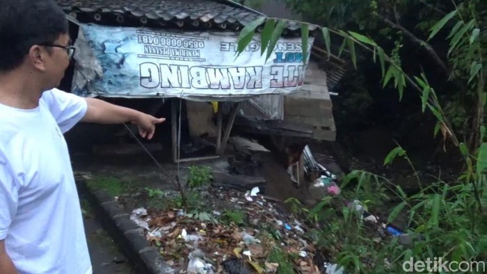 Tiga warung di Desa Demak Ijo, Kecamatan Karangnongko longsor ke sungai dan satu rumah di Desa Randulanang, Kecamatan Jatinom terancam.