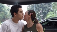 Surprise, tutur Maxime. Ngapain kamu? Bukannya syuting?, tanya Luna Maya. Ini buat kamu, valentine. Iya sebentar lagi aku jalan syuting, jawab Maxime. Ya Allah kok kamu tahu aku mau mobil ini?, tanya Luna seraya mencium Maxime dengan mengucapkan terima kasih. Foto: dok instagram Luna Maya dan Maxime Bouttier