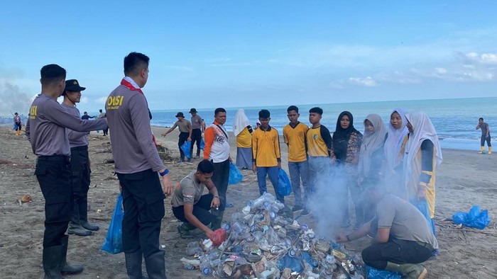 **Mahasiswa STIK Angkatan 83 dan TNI Bersih-bersih Pantai di Aceh Utara, Cegah Kerusakan Laut**
