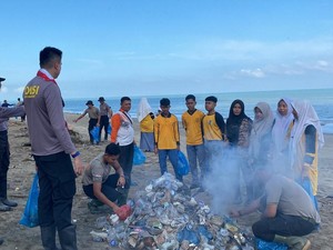 Mahasiswa STIK Angkatan 83 dan TNI Bersih-bersih Pantai di Aceh Utara