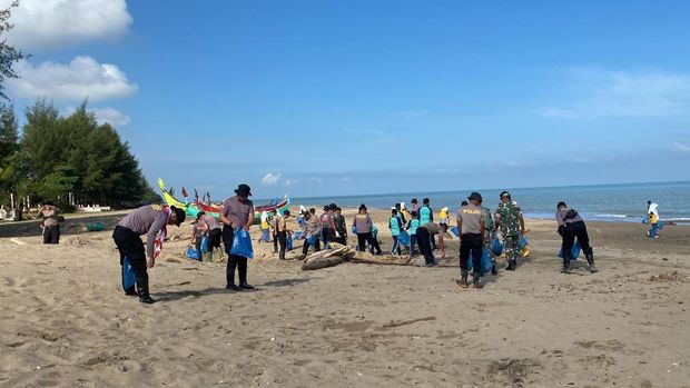 Mahasiswa STIK Angkatan ke-83 bersama TNI dan masyarakat bersih-bersih pantai di Aceh Utara, Minggu (15/2/2026).
