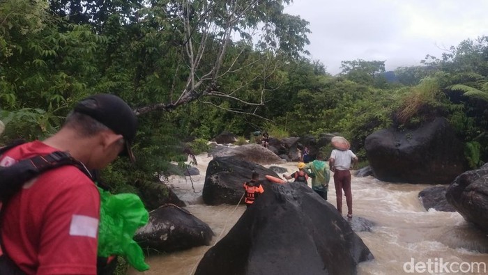 Upaya pencarian mahasiswa terjebak air bah di Padang