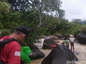 Air Bah Tiba-tiba Datang, 8 Mahasiswa Terjebak di Sungai Bangek Padang