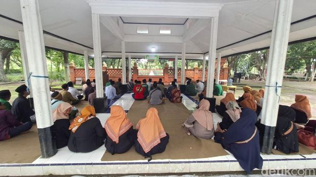 Makam Ki Ageng Keniten Nganjuk Dipadati Peziarah Jelang Ramadan Makam Ki Ageng Keniten Nganjuk Dipadati Peziarah Jelang Ramadan