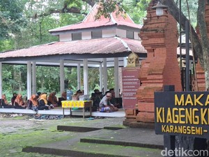 Makam Ki Ageng Keniten Nganjuk Dipadati Peziarah Jelang Ramadan