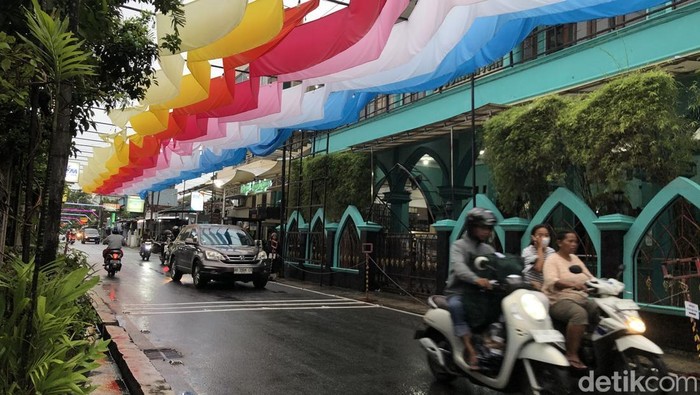 Insiden ini terjadi Minggu (15/2) kemarin. Ia tak merinci detail kerusakan gapura, namun menurutnya gapura langsung dibongkar selepas insiden.