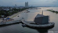 Terletak di Pantai Ria Ancol Timur, bangunan ini menjorok ke laut sekitar 100 meter dan menjadi salah satu proyek ikonik ibu kota.