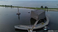 Terletak di Pantai Ria Ancol Timur, bangunan ini menjorok ke laut sekitar 100 meter dan menjadi salah satu proyek ikonik ibu kota.