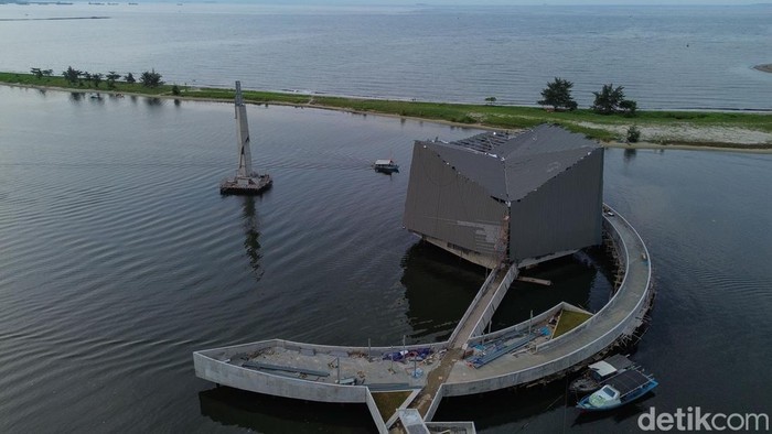 Pembangunan Masjid Apung Ancol, masjid apung pertama di Jakarta, terus dikebut. Terletak di Pantai Ria Ancol Timur, bangunan ini menjorok ke laut sekitar 100 meter dan menjadi salah satu proyek ikonik ibu kota.