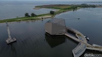 Kubahnya yang berbentuk segi lima melambangkan rukun Islam dan kewajiban salat lima waktu, sementara menara setinggi 25 meter merepresentasikan jumlah 25 nabi dan rasul.