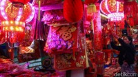 Para pedagang tampak sibuk menata dagangan berupa lampion warna-warni, ornamen gantung, hiasan meja, hingga aksesori bernuansa merah dan emas, di kawasan Pecinan Pasar Lama Tangerang, Senin (16/2/2026).