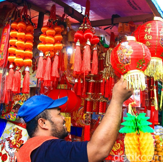 Mencari Cuan dari Pernak-pernik Imlek di Pecinan Tangerang