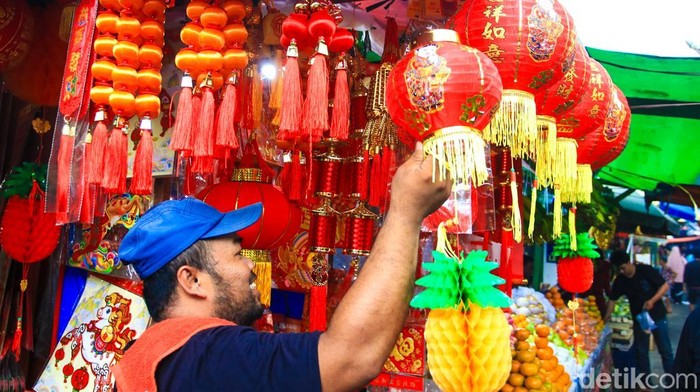 Menjelang perayaan Tahun Baru Imlek 2577, kawasan Pecinan Pasar Lama Tangerang kembali ramai dipadati warga. Aktivitas jual beli pernak-pernik khas Imlek meningkat seiring tingginya minat masyarakat untuk menghias rumah dan tempat usaha dengan nuansa perayaan.