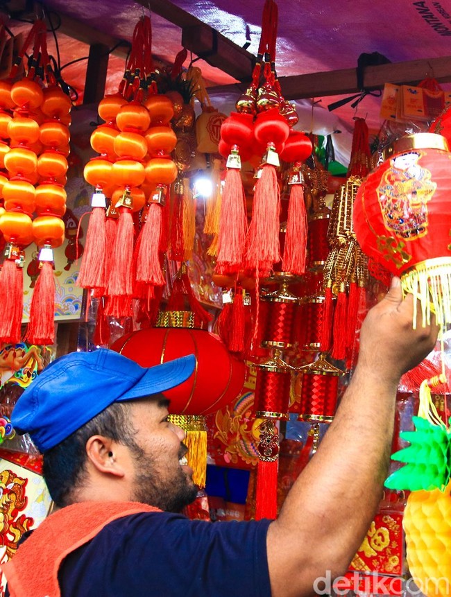 Mencari Cuan dari Pernak-pernik Imlek di Pecinan Tangerang