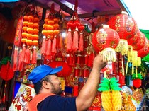 Mencari Cuan dari Pernak-pernik Imlek di Pecinan Tangerang