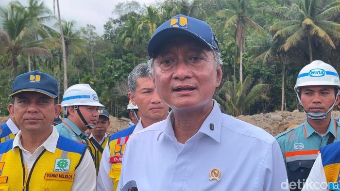 Menteri PU Dody Hanggodo saat mengecek sungai di Hutanabolon, Kecamatan Tukka