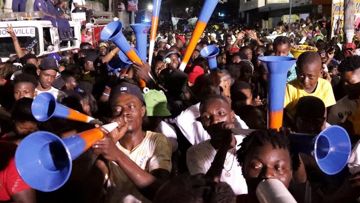 Meski secara resmi dibatalkan oleh pemerintah karena alasan keamanan, perayaan karnaval tetap berlangsung di Port-au-Prince, Haiti, pada 15 Februari 2026. Sejumlah warga terlihat turun ke jalan, mengikuti pawai dan merayakan karnaval dengan penuh semangat. REUTERS/Fildor Pq Egeder