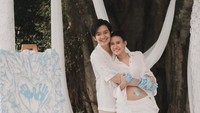 Soal mengumumkan kabar baik itu bertepatan setahun pernikahan dengan Shennina, Angga, mengatakan itu memang sudah direncakana. Kita sudah merencakanannya juga dari beberapa waktu sebelumnya, kayaknya momennya pas deh, paparnya.  Foto: Instagram @angga / @sheninacinnamon