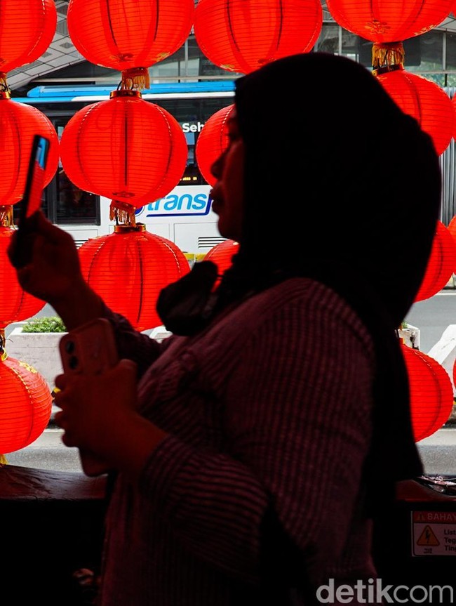 Nuansa Merah Emas Imlek Terangi Trotoar Bundaran HI, Warga Ramai Berburu Foto