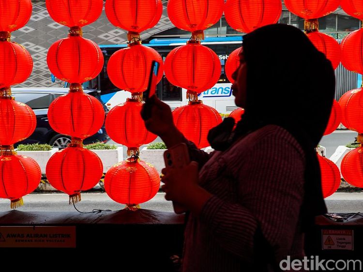 Nuansa Merah Emas Imlek Terangi Trotoar Bundaran HI, Warga Ramai Berburu Foto