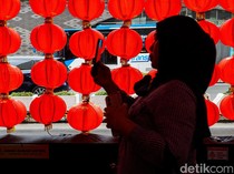 Nuansa Merah Emas Imlek Terangi Trotoar Bundaran HI, Warga Ramai Berburu Foto