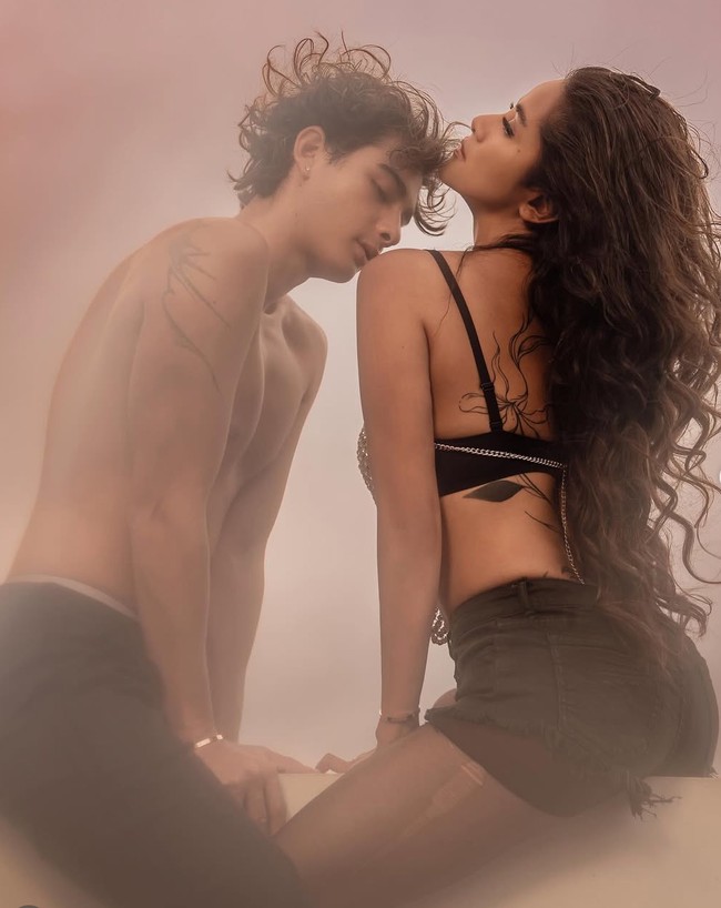 Olla Ramlan kembali mencuri atensi melalui pemotretan terbarunya bersama Tristan Molina. Keduanya tampil berani dalam pemotretannya bersama fotografer Rio Motret. Foto: Instagram/@riomotret